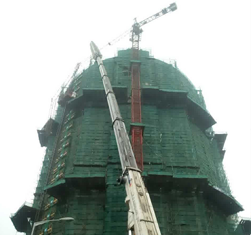 张家港吊车在工地上作业